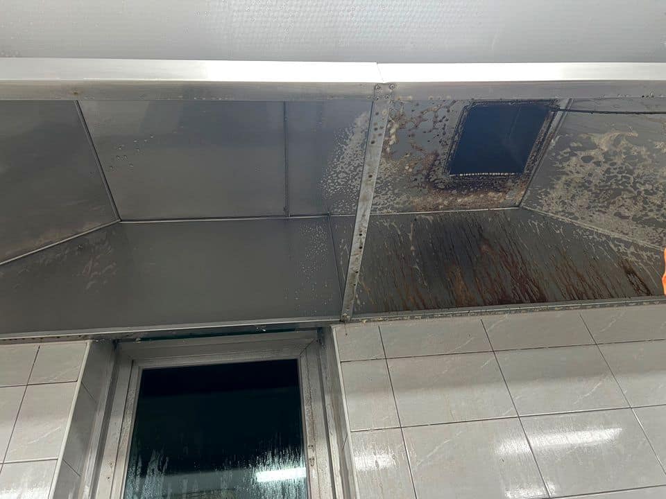 청설모 토탈케어 주방 후드 세척 전, 기름이 흘러내린 후드 안쪽